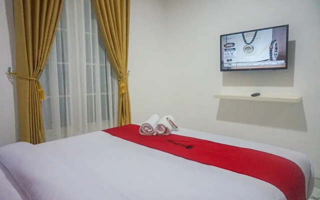 RedDoorz near Araya Family Club House