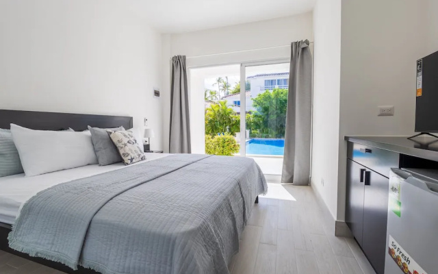 Beachfront 7BR Villa with Pool & Maid