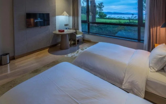 Warm Island Resort