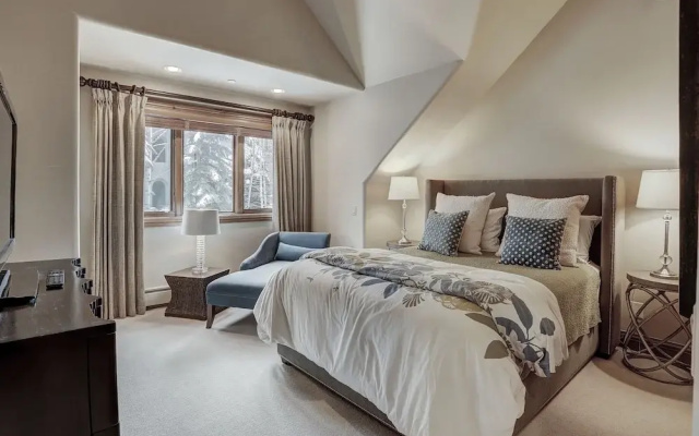 High Ceilings, Natural Light- 3 Bedroom Arrowhead Ge Condo by RedAwning
