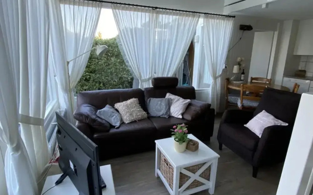 Bright Holiday Home Near Beach