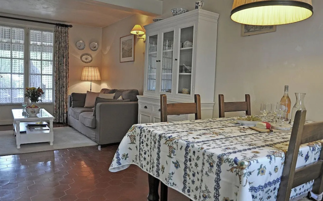 Classy Holiday Home with Swimming Pool, BBQ, Terrace, Garden