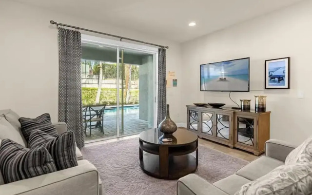 350-8-pc-open Floor Plan With Private Pool