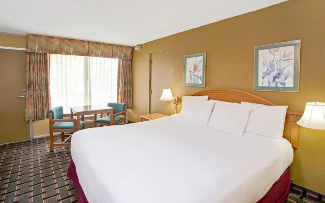 Days Inn Charleston- Airport Coliseum