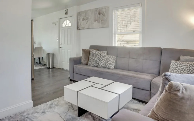 Easy Access to Nyc! Sleek Suburban Apartment