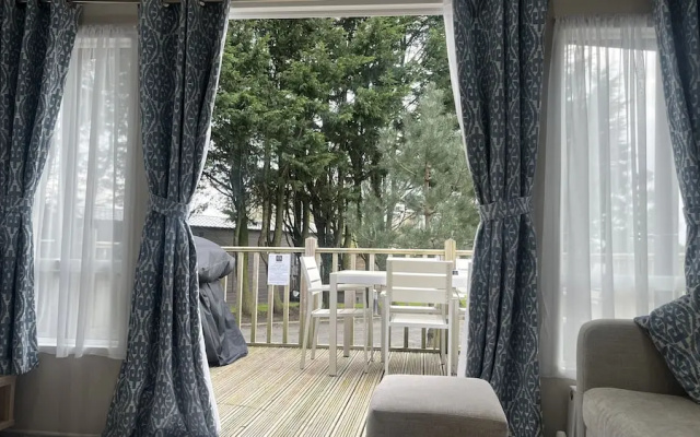 Cosy 3-bed hot tub Lodge in Pr3