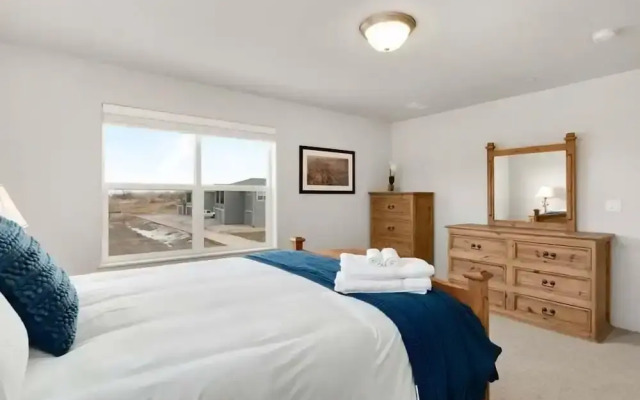 Modern Townhome Steps From the Brewery District!