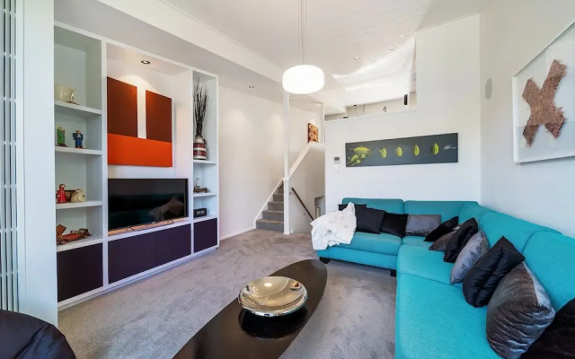 Lake View Greenstone Luxe Apartment