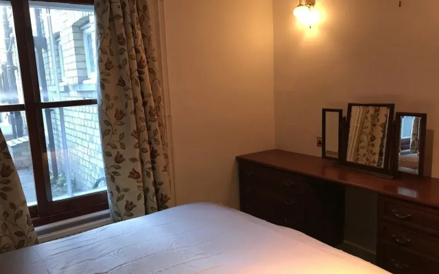 Melrose Lodge 4-bedroom house 1-bed flat