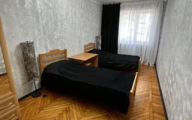 2-x комнатные апартаменты в центре Гагры, 1-я линия