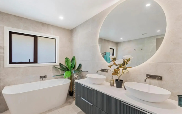 Island View Beach House - Paraparaumu Beach Holiday Home
