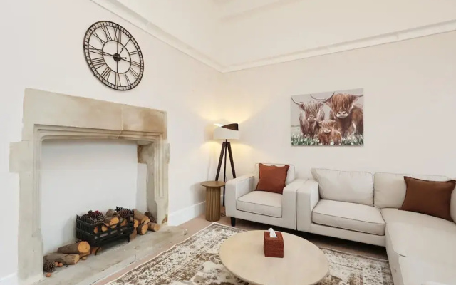 Spacious 3BR Flat in Cowbridge Centre
