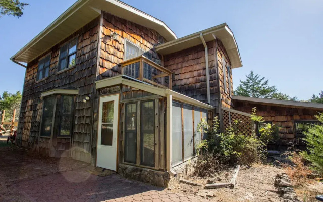 Henrys Hideaway by RedAwning