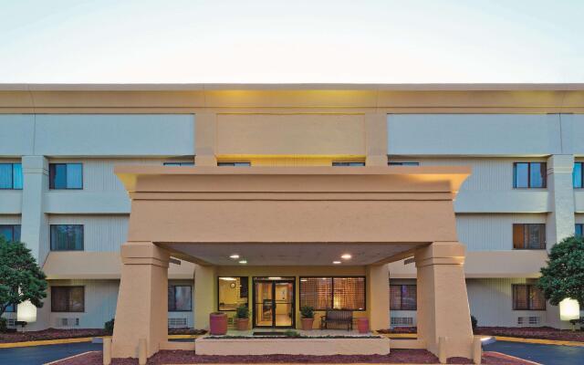 Отель La Quinta Inn & Suites Meridian вид на фасад