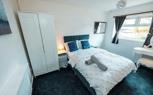 3-bed City Retreat - Sleeps 8, Garden & Parking