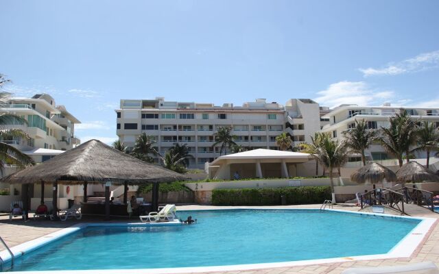 Отель Suites Brisas Cancun бассейн