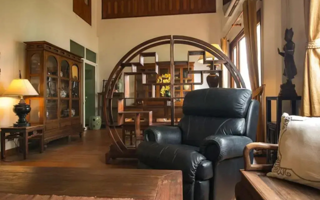 Artisans Antique House - Silom