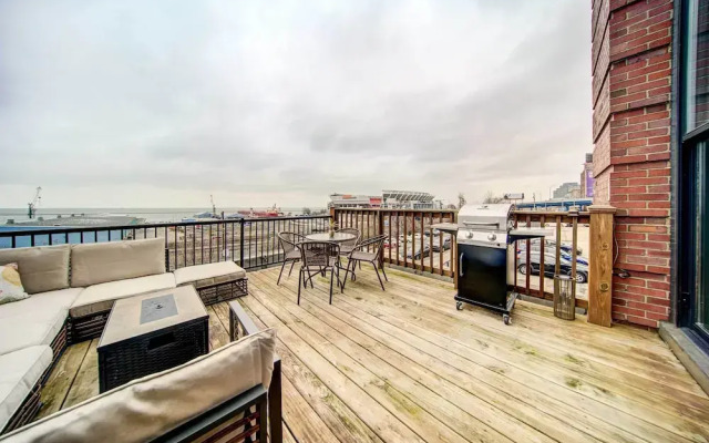 Waterfront Cleveland Apt ~ 1 Mi to Downtown