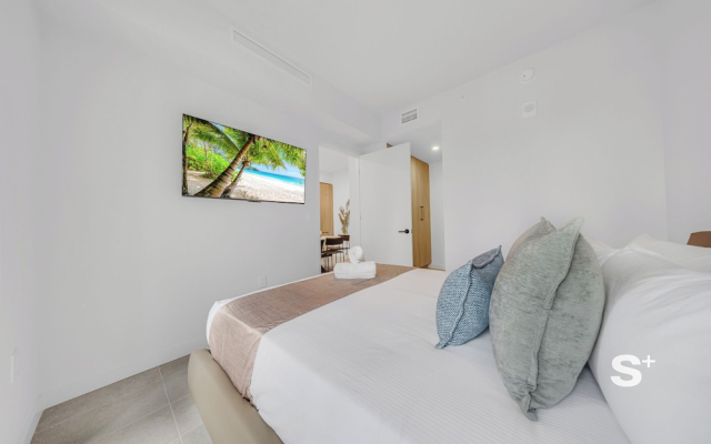Sleek 1-BR & Den in Central Downtown