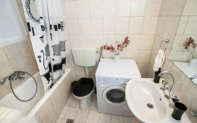 2BDR OlympianZeus Apt with Netflix