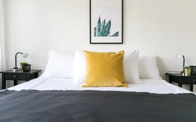 Modern Flat w Netflix Balcony top Location