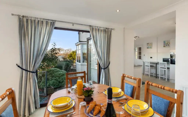 Four Oaks - Sea Views, Parking, Enclosed Garden, Dog Friendly
