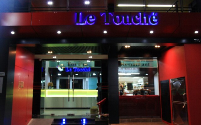 Отель Le Touche вид на фасад
