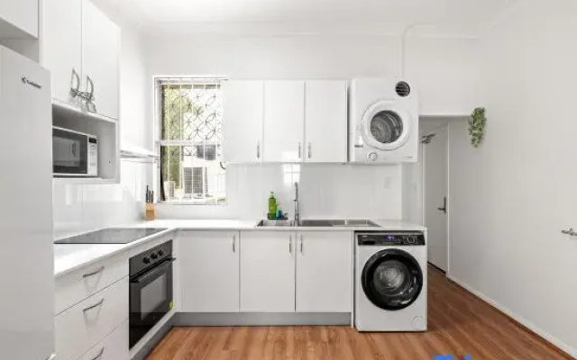 Cozy & Well-Located Room – Steps from Transit & University