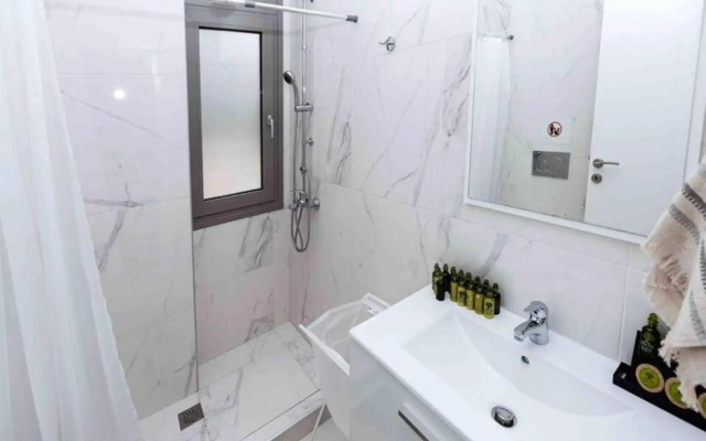 Design Apartment with swimming pool near the beach (A1)