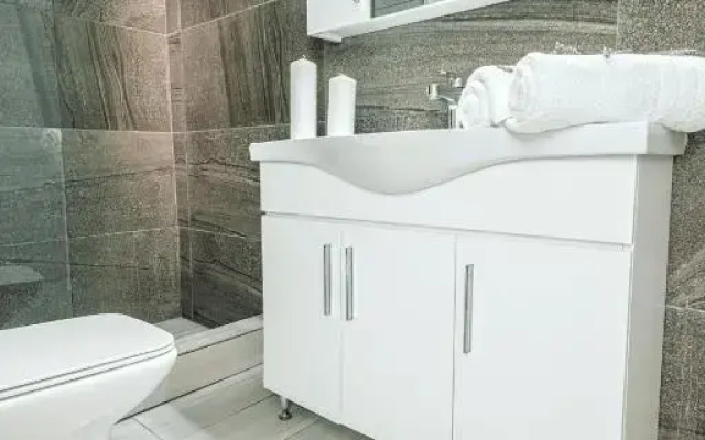 Design Suites Efharis (Syrah)