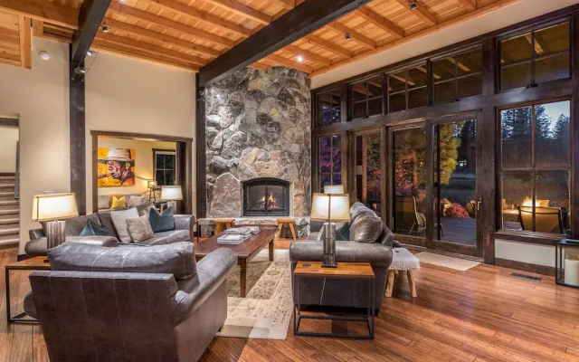 4BR Luxury Truckee Home by RedAwning