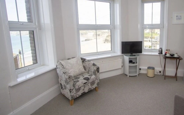 Cliff House B&B & The Moorings Apartments - Guest house
