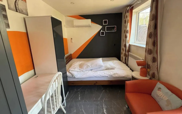 Studio - Parking - Garden - Wifi - Sleeps 2