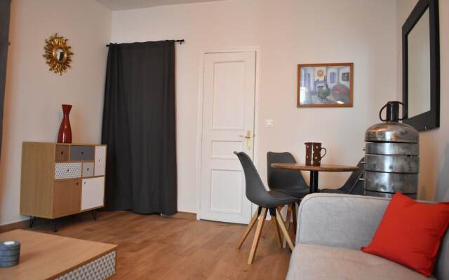 Апартаменты Spacious 1 Bedroom Apartment in Sacré Coeur Париж комната для гостей