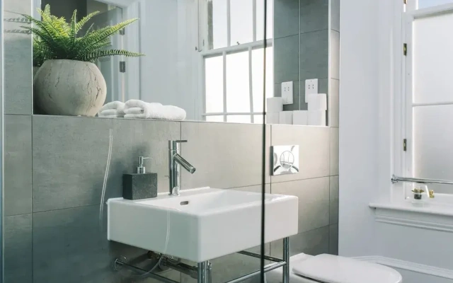 JOIVY Apartments - Huge 5* Georgian Apartment - Great Location