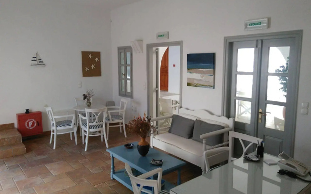 Roussos Beach Hotel