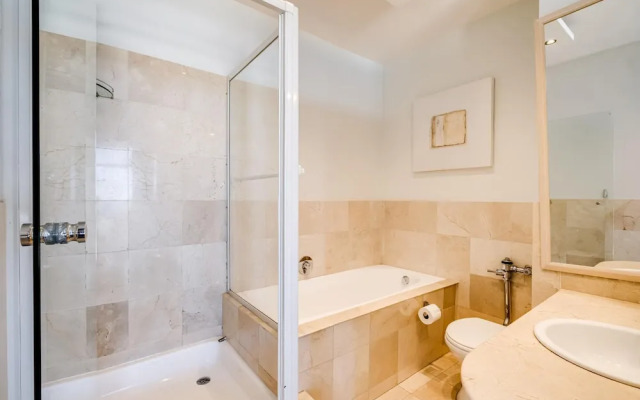 Camps Bay Beachside 2bed w Sea View Cloud 9