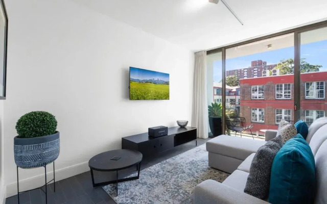 Modern 1-bed With Balcony in Surry Hills