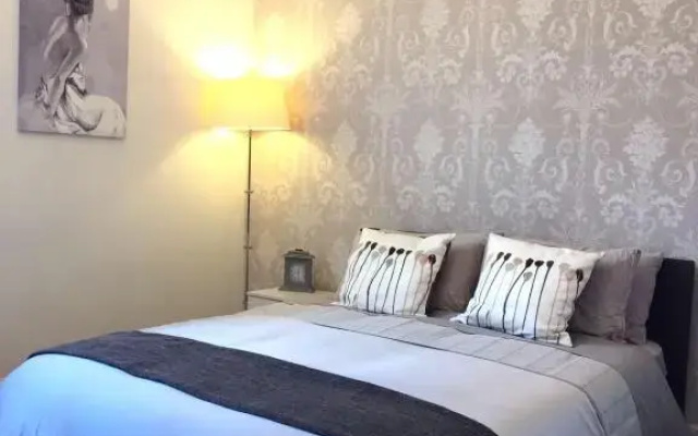 Entire 2-Bedroom House with Garden