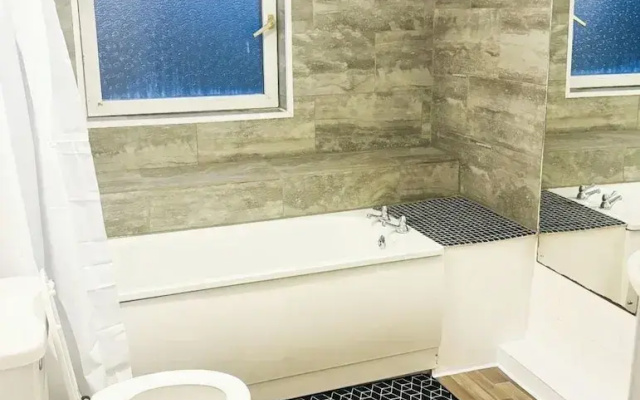 Convenient Home - Sleeps 6 - Parking - Garden