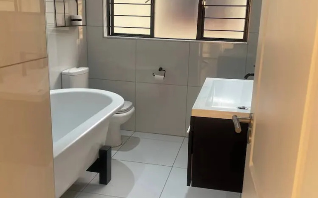 2 Bedroom Apartment Near Monte Casino