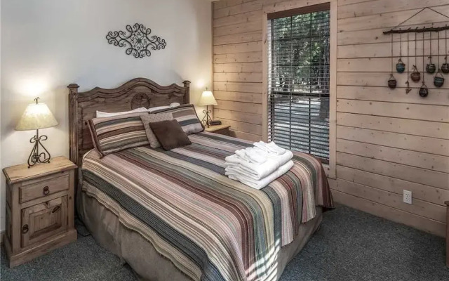 Wine N Pines - Two Bedroom Cabin with Hot Tub
