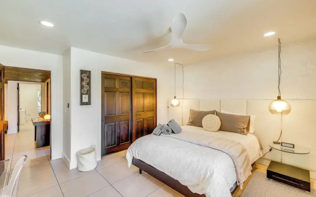 Modern Scottsdale Townhome w/ Heated Pool Access