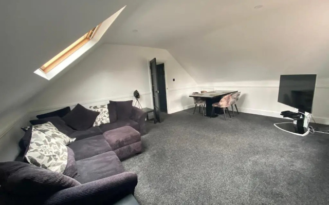 Pristine 2 bedroom apartment with off street parking