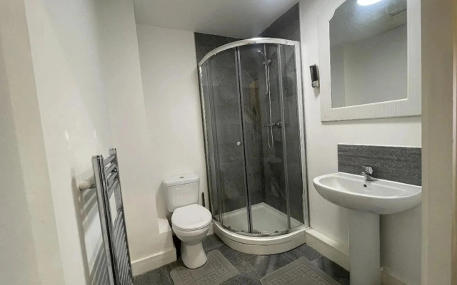 Modern 2 Bed Apartment in Salford