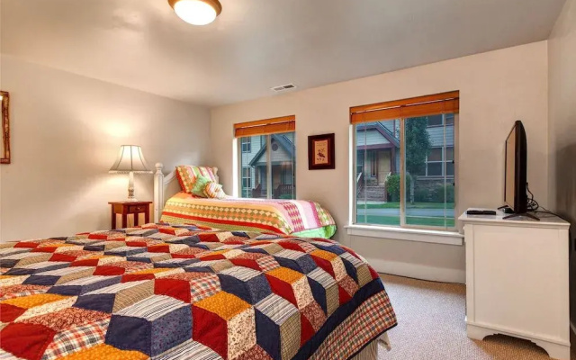 5640 Kodiak Way Townhouse by RedAwning