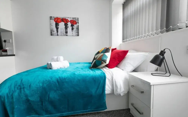 Leicester's Lyter Living