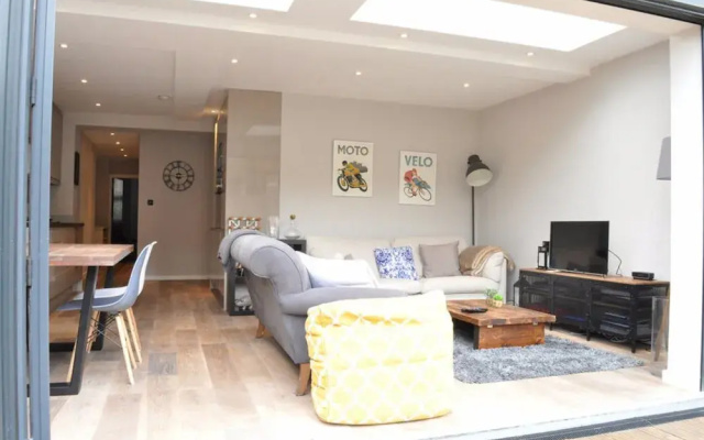 Spacious 2 Bedroom Flat With Garden