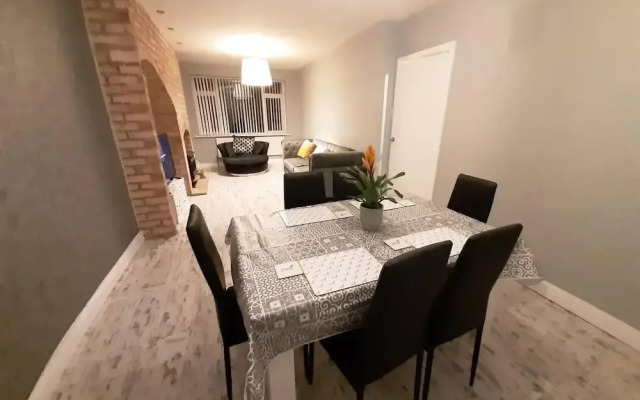 Beautiful Modern 3-bed House in Birmingham