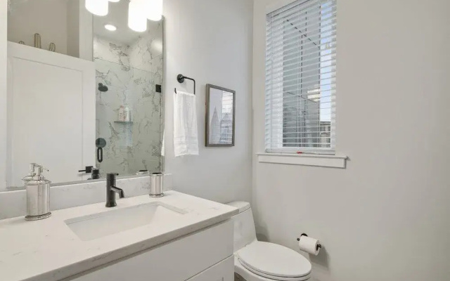 Bright 3 Bedroom + Rooftop Views